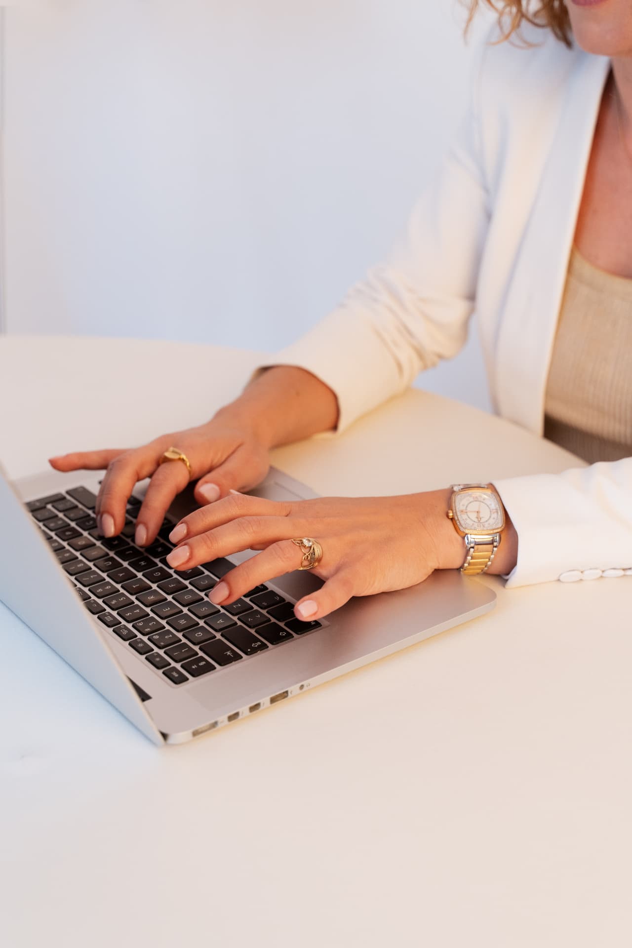 Vanessa Duarte working at her laptop